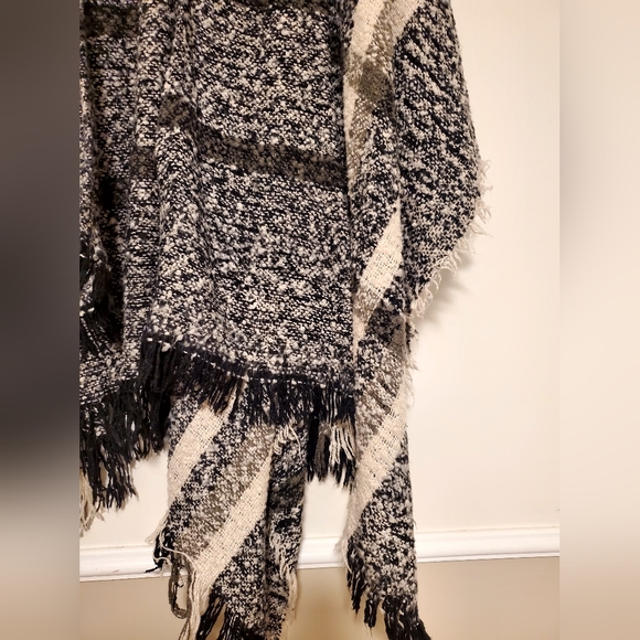 Cream/Black/Grey Tartan / Knit Cape - Picture 3 of 5